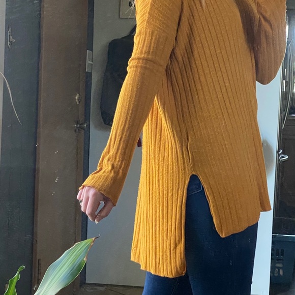 Long Yellow Sweater - Picture 2 of 3